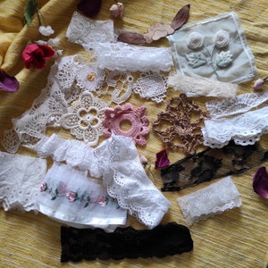 Antike französische Spitze Reste Bündel Viktorianische Spitze Trimmen Umrandung Grab Bag Slow Stitch Schwarz geblümte Spitze Applikation Gehäkelte Tischdecke