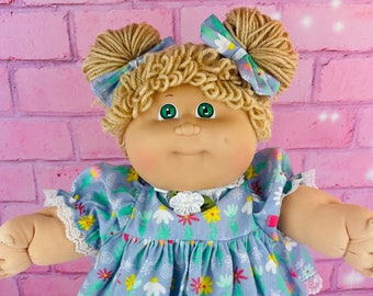 Vintage Cabbage Patch Kids, Collector Doll, green eyes Birth Certificate