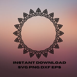 以下が含まれることがあります： 円形の黒と白のケルト結び目のデザイン。デザインは複雑で詳細であり、結び目とループの繰り返しパターンがあります。