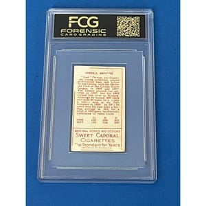 K&ouml;nnte beinhalten: Eine Vintage-Baseballkarte mit Joshua Devore, einem Baseballspieler der New York Giants. Die Karte ist cremefarben mit rotem und schwarzem Text. Die Karte stammt aus der Sweet Caporal Cigarettes-Serie, die 400 Designs umfasst. Der Text auf der Karte enth&auml;lt Devore's Statistiken aus den Jahren 1908 und 1910.