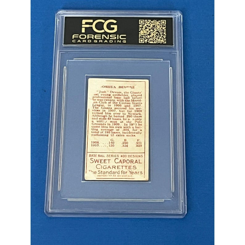 K&ouml;nnte beinhalten: Eine Vintage-Baseballkarte mit Joshua Devore, einem Baseballspieler der New York Giants. Die Karte ist cremefarben mit rotem und schwarzem Text. Die Karte stammt aus der Sweet Caporal Cigarettes-Serie, die 400 Designs umfasst. Der Text auf der Karte enth&auml;lt Devore's Statistiken aus den Jahren 1908 und 1910.