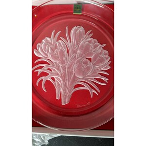 New with Box Hoya Crystal Glass Plate Tulip Flower Month Signed T. Yamamoto box