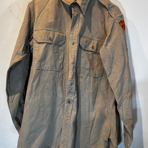 Vintage Men's 1950s Korean War US Army Khaki Air Defense Artillery Command Uniform Shirt w patches