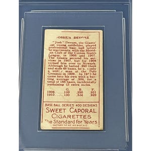 K&ouml;nnte beinhalten: Eine Vintage-Baseballkarte mit einem Portr&auml;t von "Oshua Devore", einem Baseballspieler der Giants. Die Karte enth&auml;lt Statistiken f&uuml;r die Jahre 1908 und 1910 sowie eine Werbung f&uuml;r Sweet Caporal Zigaretten. Die Karte ist auf wei&szlig;em Papier mit rotem und schwarzem Text gedruckt.