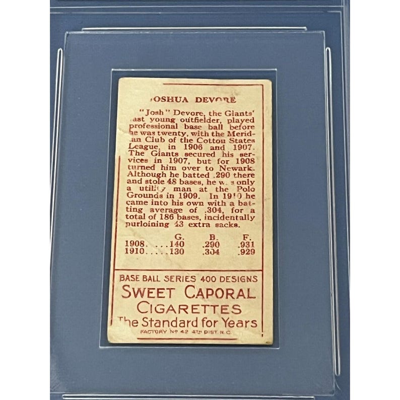 K&ouml;nnte beinhalten: Eine Vintage-Baseballkarte mit einem Portr&auml;t von "Oshua Devore", einem Baseballspieler der Giants. Die Karte enth&auml;lt Statistiken f&uuml;r die Jahre 1908 und 1910 sowie eine Werbung f&uuml;r Sweet Caporal Zigaretten. Die Karte ist auf wei&szlig;em Papier mit rotem und schwarzem Text gedruckt.