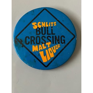 Vintage SCHLITZ Bull crossing MALT LIQUOR Beer Blue Advertising Pinback Button
