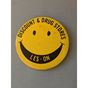 Vintage Yellow Happy Smiley Face Discount & Drug Stores Les-on pinback button