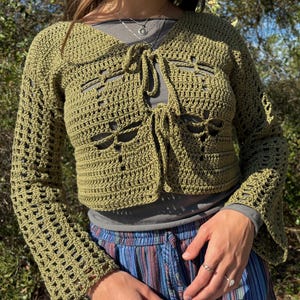 Modello all&#39;uncinetto per cardigan a forma di libellula