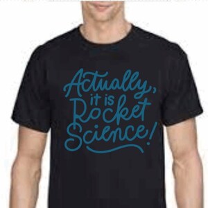 Puede incluir: Una camiseta negra con un gráfico azul que dice "Actually, it is Rocket Science!"