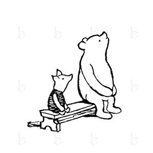 以下が含まれることがあります： 上を見上げているクマと豚の白黒イラスト。豚はストライプのシャツを着ており、ベンチに座っています。上部と下部のテキストは「PDF Digital Download - Printable」です。