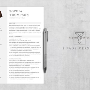 Puede incluir: Una plantilla de curr&iacute;culum en blanco y negro con una foto profesional de una mujer en la esquina superior izquierda. El curr&iacute;culum incluye informaci&oacute;n de contacto, educaci&oacute;n, habilidades y experiencia laboral. El texto "RESUME CONTENT" est&aacute; en un cuadro con un icono de corbata y el texto "1 PAGE VERSION" debajo.