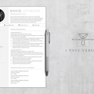 Puede incluir: Una plantilla de curr&iacute;culum en blanco y negro con el t&iacute;tulo "DAVID JOHNSON" y el encabezado "PROFESSIONAL TITLE". El curr&iacute;culum incluye secciones para educaci&oacute;n, experiencia laboral, logros, habilidades y desarrollo profesional.