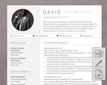 Puede incluir: Una plantilla de currículum en blanco y negro con una foto profesional de un hombre con traje. El currículum incluye secciones para educación, experiencia laboral y logros. El texto del currículum está en una fuente simple y moderna.