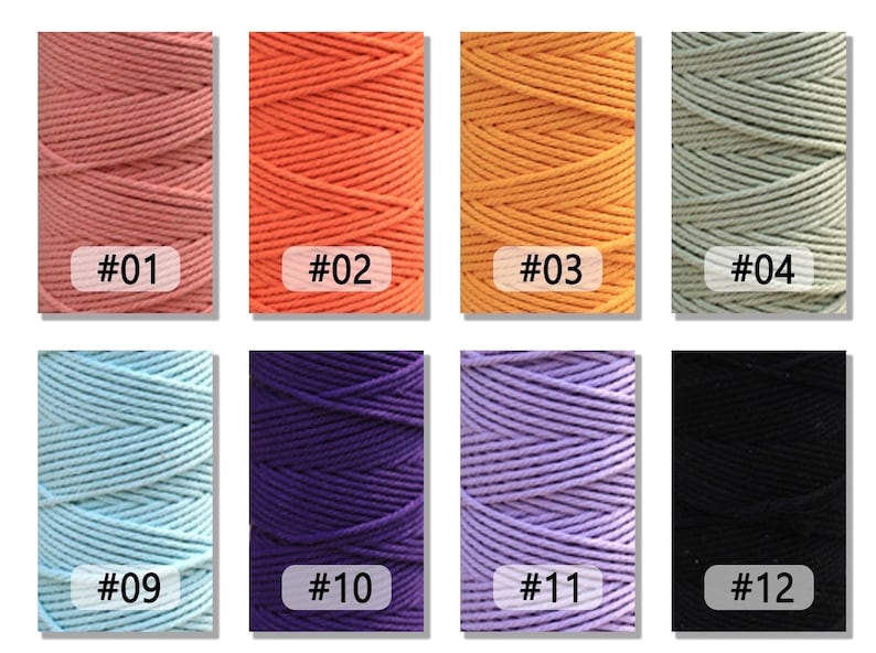 K&ouml;nnte beinhalten: Zw&ouml;lf Spulen mit Baumwollschnur in verschiedenen Farben, darunter Rosa, Orange, Gelb, Gr&uuml;n, Blau, Lila, Lavendel und Schwarz. Jede Spule ist mit einer Nummer von 01 bis 12 gekennzeichnet.