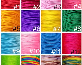 Könnte beinhalten: Eine Sammlung von 16 Spulen mit farbigem Stickgarn, jede mit einer Nummer von 1 bis 16 versehen. Das Garn ist in einem Raster angeordnet, wobei jede Spule eine andere Farbe zeigt.