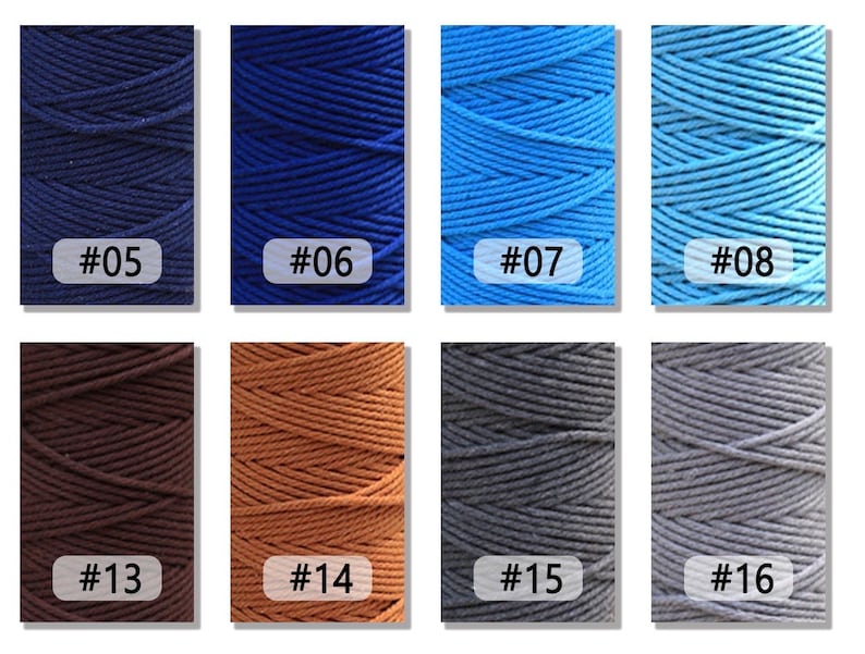 K&ouml;nnte beinhalten: Nahaufnahme von acht Spulen mit Baumwollschnur in verschiedenen Farben, darunter Marineblau, K&ouml;nigsblau, Hellblau, Himmelblau, Braun, Beige, Grau und Anthrazit. Jede Spule ist mit einer Nummer gekennzeichnet.