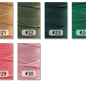 K&ouml;nnte beinhalten: Sechs Spulen mit Baumwollschnur in verschiedenen Farben, darunter Beige, Gr&uuml;n, T&uuml;rkis, Dunkelgr&uuml;n, Rosa und Hellrosa. Jede Spule ist mit einer Nummer gekennzeichnet, #21, #22, #23, #24, #29 und #30.