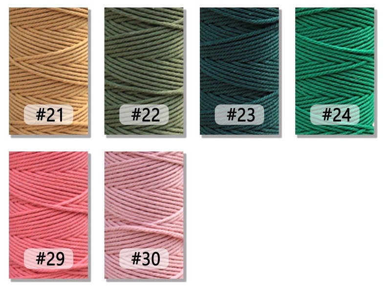 K&ouml;nnte beinhalten: Sechs Spulen mit Baumwollschnur in verschiedenen Farben, darunter Beige, Gr&uuml;n, T&uuml;rkis, Dunkelgr&uuml;n, Rosa und Hellrosa. Jede Spule ist mit einer Nummer gekennzeichnet, #21, #22, #23, #24, #29 und #30.