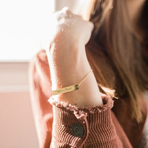 Pulsera de barra personalizada con nombre en hebreo e inglés. Pulsera de barra grabada en hebreo personalizada. Regalo para Bat Mitzvah. Regalo para mujeres judías.