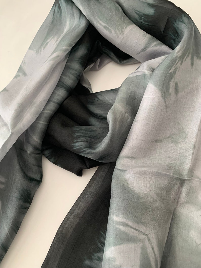 Écharpe Fine En Soie 100% Peinte à La Main - Motifs Faune Gris/charbon/argent - 82 X 44 Cm - Occasion