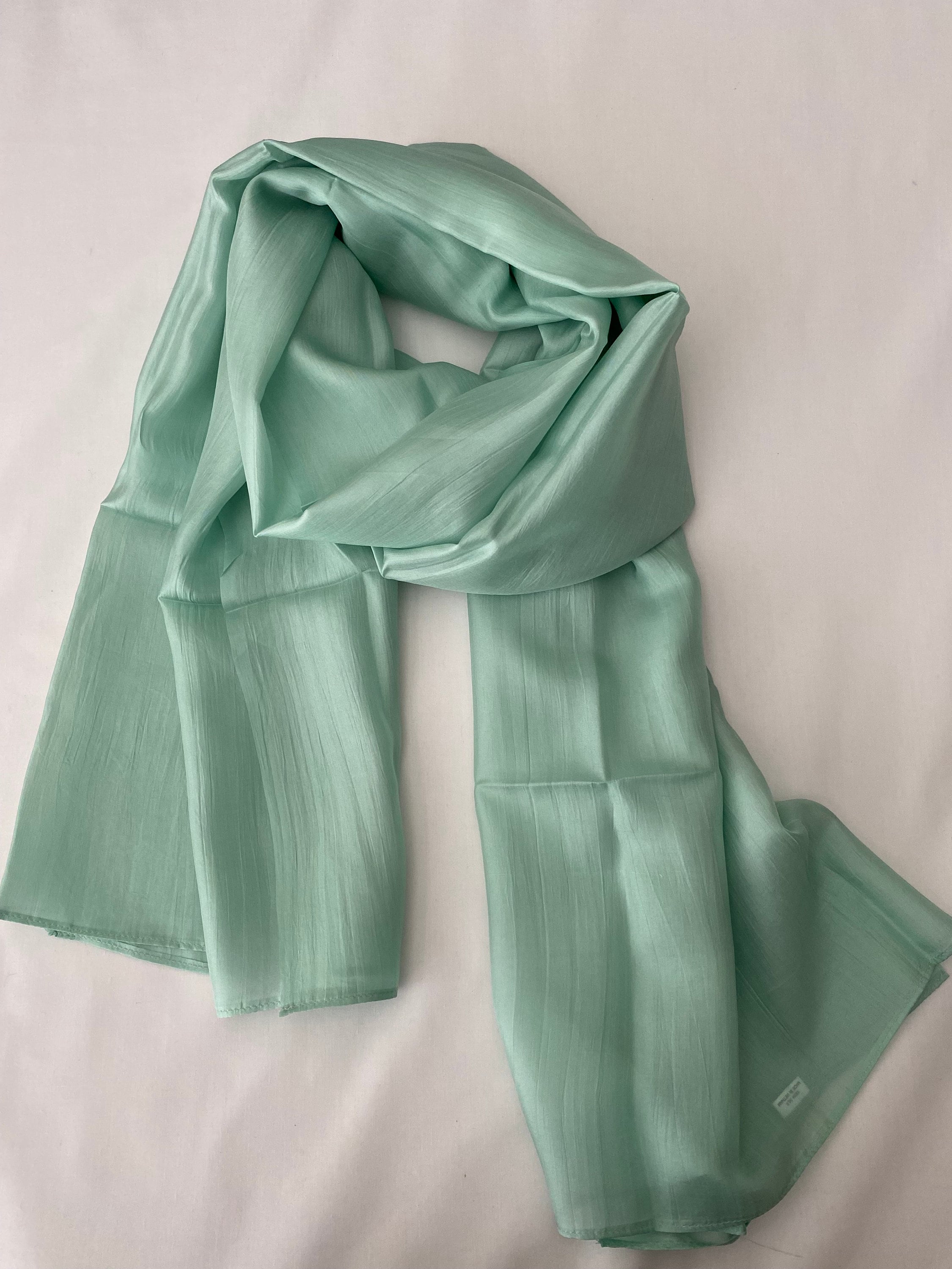Foulard En Soie 100% Uni Vert Vif - Fait Main En France - Dimensions 69 X 67 Cm - Neuf Sans étiquette