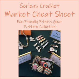 Op de afbeelding: Een verzameling gehaakte artikelen te koop op een markt. De artikelen omvatten sleutelhangers, hacky sacks en yogamatten. Het bordje luidt "Serious Crochet Market Cheat Sheet Eco-Friendly Fitness Gear Pattern Collection".