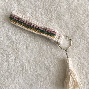 Patrón de crochet para llavero con correa de muñeca con diseño de rayas del desierto - Patrón en PDF únicamente - Algodón ecológico - Llavero con correa de muñeca y borla hecha a mano