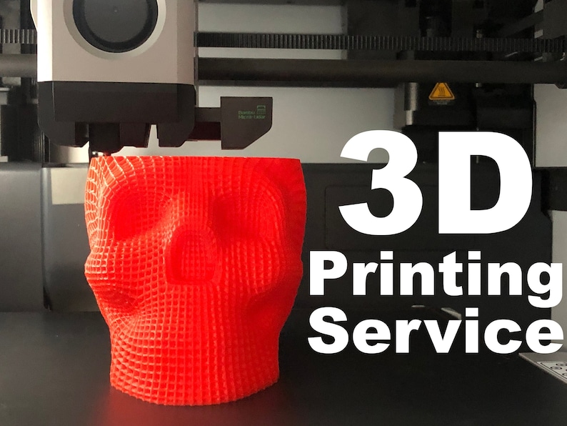 Op de afbeelding: Een rood 3D-geprint schedelmodel dat wordt geprint op een 3D-printer. De tekst "3D Printing Service" is zichtbaar in de afbeelding.