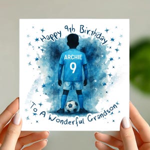 Biglietto di auguri di compleanno personalizzato a tema calcio / Design kit azzurro e bianco / Nome ed età personalizzati / Biglietto a tema calcio per figlio, nipote o pronipote
