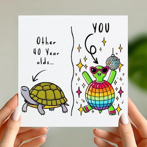 Divertente biglietto di auguri per i 40 anni - "Altri 40enni contro te" Design Disco Turtle