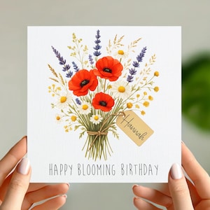 Gepersonaliseerde geboortemaand Wildflower-verjaardagskaart juli Happy Blooming Birthday – Poppy & Daisy Floral Card for Her – Aangepaste naam natuurkaart