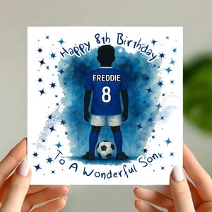Biglietto di auguri di compleanno personalizzato a tema calcio / Design con kit blu e bianco / Nome ed età personalizzati / Biglietto a tema calcio per figlio, nipote o pronipote