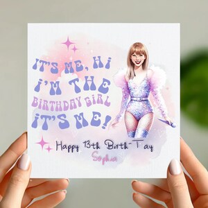 Puede incluir: Una tarjeta de cumplea&ntilde;os rosa y morada con una ilustraci&oacute;n de dibujos animados de una mujer sosteniendo un micr&oacute;fono. La tarjeta tiene el texto "IT'S ME, HI I'M THE BIRTHDAY GIRL IT'S ME!" y "Happy 13th Birth-Tay Sophia".