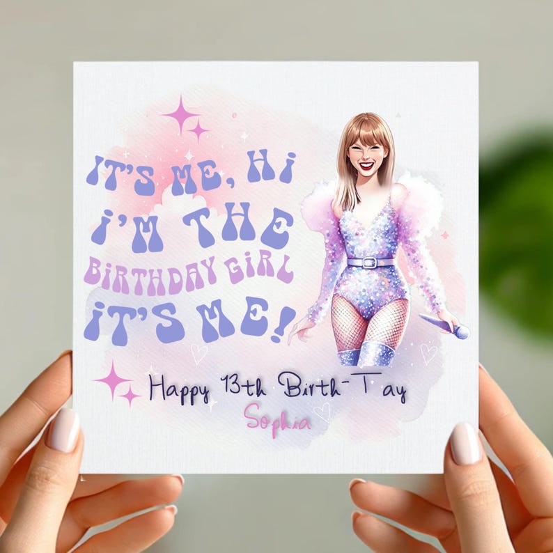 Puede incluir: Una tarjeta de cumplea&ntilde;os rosa y morada con una ilustraci&oacute;n de dibujos animados de una mujer sosteniendo un micr&oacute;fono. La tarjeta tiene el texto "IT'S ME, HI I'M THE BIRTHDAY GIRL IT'S ME!" y "Happy 13th Birth-Tay Sophia".