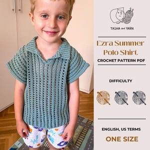 Op de afbeelding: Een kind draagt een lichtblauwgroen gehaakt poloshirt. De shirt heeft een kraag en korte mouwen. De afbeelding bevat de tekst "Ezra Summer Polo Shirt Crochet Pattern PDF" en "One Size".