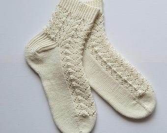 Toe-up socks knitting pattern for lace socks - pdf in English - Frosted Tides