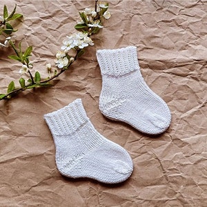 Basic baby socks, first size - PDF knitting pattern for crib socks - knit simple baby vanilla socks for newborns - 10 cm foot size (US 1-2)