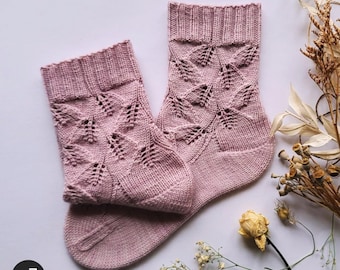 Sock knitting PDF pattern in English - Leaf stitch lace socks - one size 64 sts