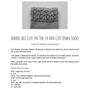 以下が含まれることがあります： Ribbed Lace Cuff for Toe-Up and Cuff Down Socksというタイトルの編み物パターン文書。レース模様の明るい色の編み込みカフのグレースケール写真、編み図、56、64、または72ステッチ用の書面による説明が含まれています。