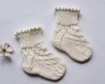 Cuff down baby socks with lace, ribbed cuff and picot edging, 0-6 months newborn size - Pattern in ENGLISH