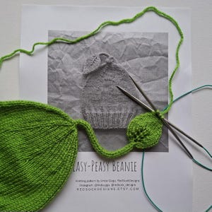 Baby leaf hat knitting pattern
