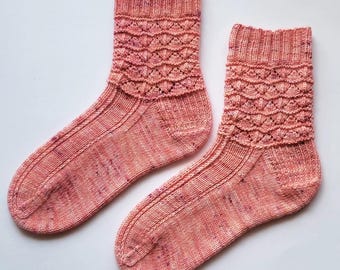 Lace socks knitting pattern - one size 64 sts - (PDF Download in ENGLISH)