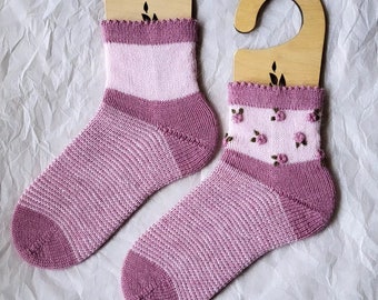 Stripey Helix Socks Knitting Pattern: Woven Rose Embroidery (PDF Download in ENGLISH)
