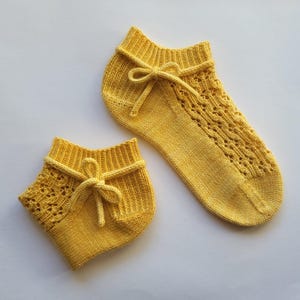 Romantic Lace Ankle Socks - Knitting pattern for short socks - Floral stitch bow socks for women - size M, 64 sts, fingering weight yarn