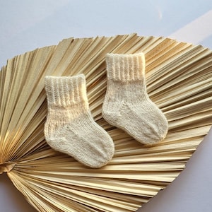 Easy to follow beginner friendly baby sock knitting pattern - Basic baby socks - First baby's sock - PDF download for vanilla socks