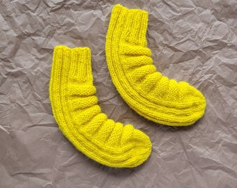 Natural wool ITCHY kids' socks - Bananensocken in bright yellow with natural micro-massaging features of Nordic sheep wool, fun and playful