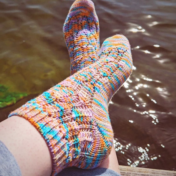 Summer Breeze Socks - Toe up lace socks knitting pattern - knitting instruction - large charts and written pattern, one size M