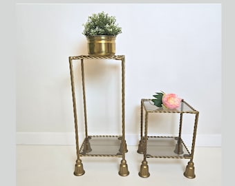 Vintage Hollywood Regency Etagere Mesa auxiliar Borla Li Puma, Italia 1960 Latón dorado y vidrio ahumado MCM