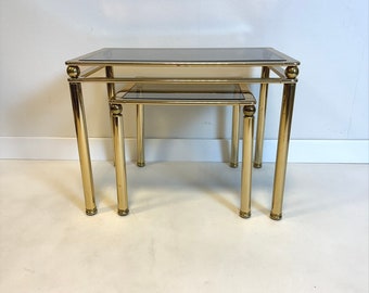 Vintage Mid Century Modern Messing und Rauchglas Nesting Table Set mit 2 Erstaunlichen Tischen, hergestellt in Italien