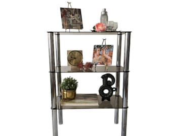 Vintage Mid Century Modern Chrom und rauchiges Gläserregal oder Hifi Tisch. Schwere und starke Konstruktion.